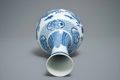 A Chinese blue and white bottle vase with dragons, 19/20th C.