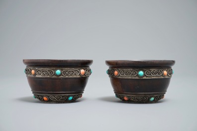 Une paire de bols en bois &agrave; monture en argent incrust&eacute; de turquoise et corail, Tibet, 19&egrave;me
