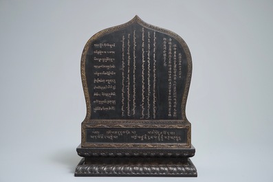 Een Chinees houten schrijn met inscriptie en inlegwerk, 19/20e eeuw