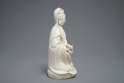 Een Chinees Dehua blanc de Chine model van Guanyin, 18/19e eeuw