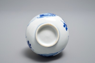 Een Chinees blauwwit kalebasvaasje, Kangxi