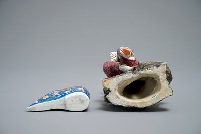 A Chinese famille rose model of a lady and a miniature shoe, 19/20th C.