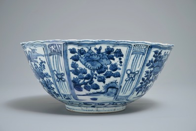 A large Chinese blue and white kraak porcelain bowl with a tiger, Wanli