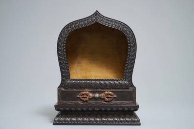 Een Chinees houten schrijn met inscriptie en inlegwerk, 19/20e eeuw