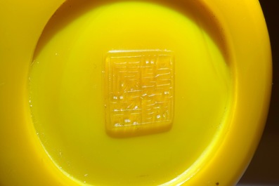 Un vase en verre jaune de P&eacute;kin, Chine, marque de Qianlong, 19/20&egrave;me