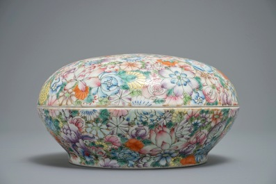 Een Chinese famille rose millefleurs dekseldoos, Qianlong merk, 19/20e eeuw