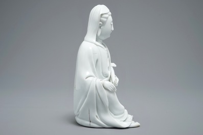 Un mod&egrave;le de Guanyin en porcelaine blanc de Chine, marque incis&eacute; sur le dos, 18&egrave;me