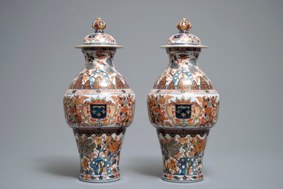 Een paar dekselvazen in Imari-stijl met het wapen van Orl&eacute;ans, Samson, Parijs, 19e eeuw