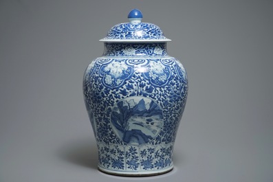 Een grote Chinese blauwwitte dekselvaas met landschapspanelen, Kangxi
