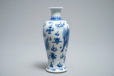 Un vase en porcelaine de Chine bleu et blanc &agrave; d&eacute;cor d'un qilin, Kangxi