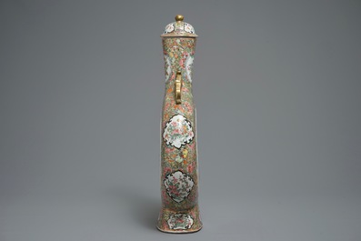 Een grote Chinese Canton famille rose moonflask met deksel, 19e eeuw