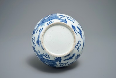 A Chinese blue and white bottle vase with dragons, 19/20th C.