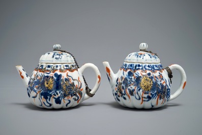 Een paar Chinese Imari-stijl theepotten met deksels, Kangxi