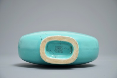 Een Chinese faux turquoise maanfles, Qianlong merk, 20e eeuw