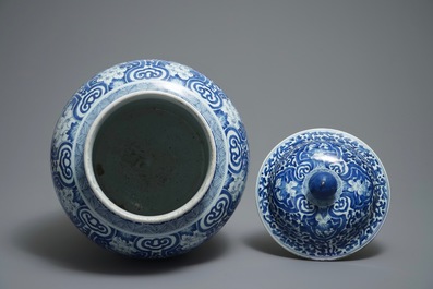 Een grote Chinese blauwwitte dekselvaas met landschapspanelen, Kangxi