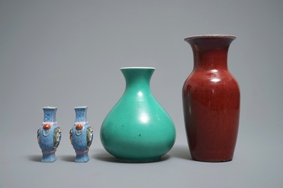 Vier Chinese monochrome en famille rose vaasjes, 19/20e eeuw