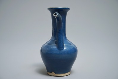 Een Chinese monochrome blauwe kan, 19e eeuw