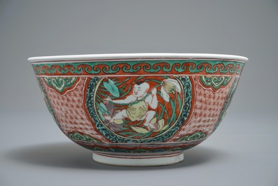 Un bol en porcelaine de Chine wucai &agrave; d&eacute;cor de gar&ccedil;ons avec des fleurs de lotus, &eacute;poque Transition
