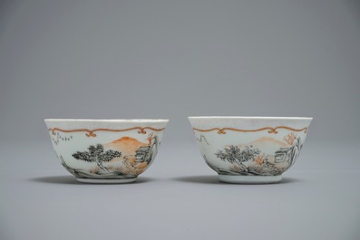Een paar Chinese famille rose bianco sopra bianco koppen en schotels, Qianlong