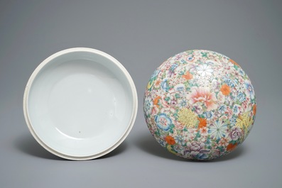 Een Chinese famille rose millefleurs dekseldoos, Qianlong merk, 19/20e eeuw