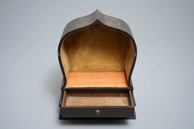 Een Chinees houten schrijn met inscriptie en inlegwerk, 19/20e eeuw
