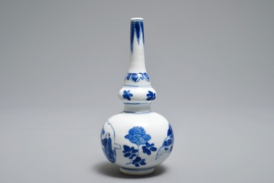 Een Chinees blauwwit kalebasvaasje, Kangxi