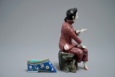 A Chinese famille rose model of a lady and a miniature shoe, 19/20th C.