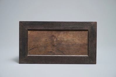 Een Chinees houten schrijn met inscriptie en inlegwerk, 19/20e eeuw