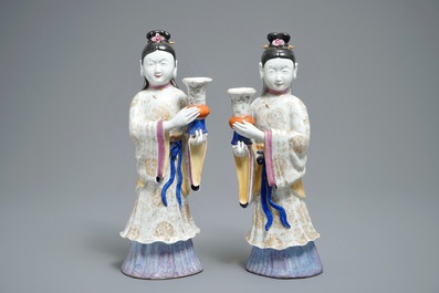 Een paar Chinese famille rose kandelaars in de vorm van dames, 19/20e eeuw