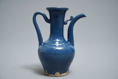 Een Chinese monochrome blauwe kan, 19e eeuw