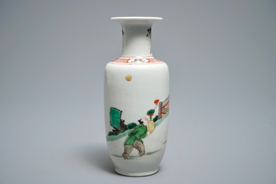 Un vase de forme rouleau en porcelaine de Chine famille verte, Kangxi