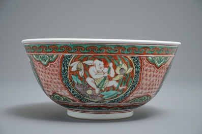 Un bol en porcelaine de Chine wucai &agrave; d&eacute;cor de gar&ccedil;ons avec des fleurs de lotus, &eacute;poque Transition