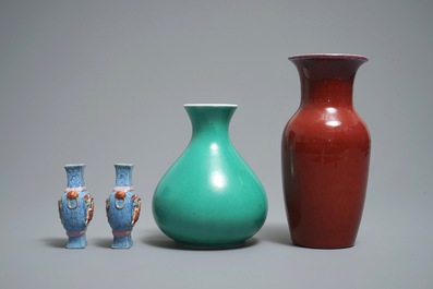 Vier Chinese monochrome en famille rose vaasjes, 19/20e eeuw