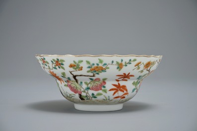 Een Chinese famille rose kom met floraal decor, Daoguang merk, 19e eeuw