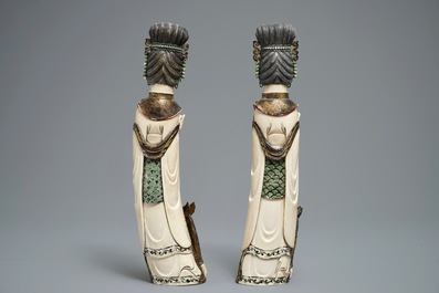 Een paar polychrome Chinese ivoren figuren van dames, 1e helft 20e eeuw