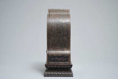Een Chinees houten schrijn met inscriptie en inlegwerk, 19/20e eeuw