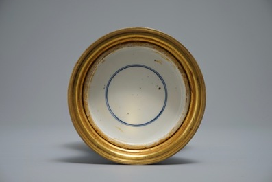 Un vase en porcelaine de Chine bleu et blanc dans sa monture en bronze dor&eacute;, Kangxi