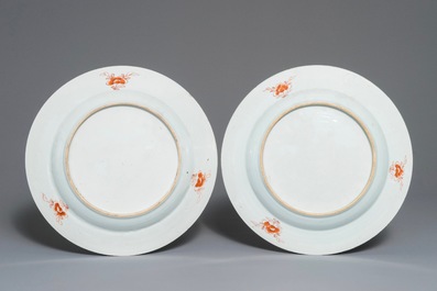 Une paire de plats en porcelaine de Chine famille rose &agrave; d&eacute;cor floral, Yongzheng/Qianlong