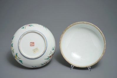 Une bo&icirc;te couverte en porcelaine de Chine famille rose, marque de Lin Zhi Cheng Xiang,R&eacute;publique, 20&egrave;me