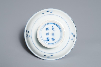 Een klein Chinees blauwwit schoteltje op voet, Chenghua merk, Wanli
