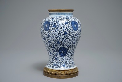 Un vase en porcelaine de Chine bleu et blanc dans sa monture en bronze dor&eacute;, Kangxi