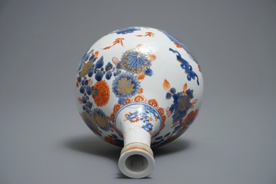 A fine Chinese Imari-style bottle vase, Kangxi
