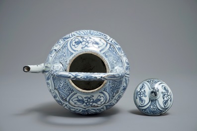 Un pot &agrave; vin et son couvercle en porcelaine de Chine bleu et blanc de type kraak, Wanli