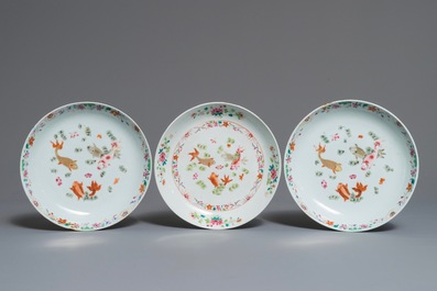 Drie Chinese famille rose borden met karpers, Qianlong