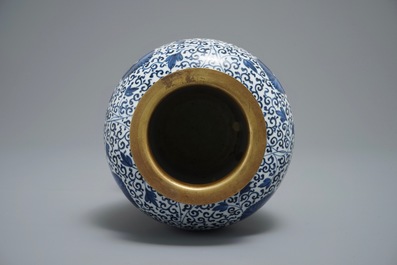 Un vase en porcelaine de Chine bleu et blanc dans sa monture en bronze dor&eacute;, Kangxi