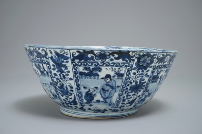 Un grand bol en porcelaine de Chine bleu et blanc de type kraak aux panneaux figuratives, Wanli