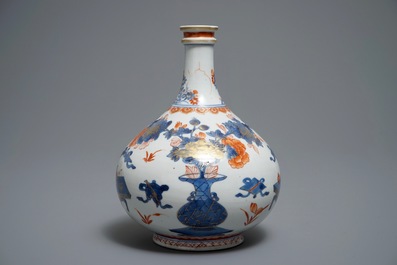 A fine Chinese Imari-style bottle vase, Kangxi