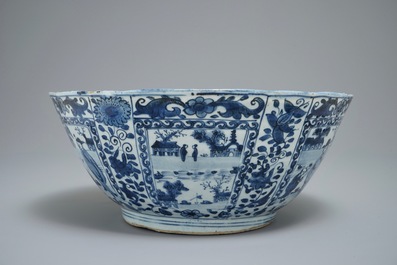 Un grand bol en porcelaine de Chine bleu et blanc de type kraak aux panneaux figuratives, Wanli