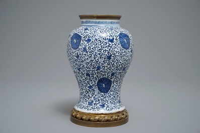 Un vase en porcelaine de Chine bleu et blanc dans sa monture en bronze dor&eacute;, Kangxi