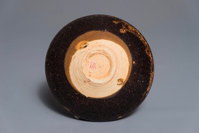 Un bol de type Jizhou &agrave; d&eacute;cor &eacute;clabouss&eacute;, Song
